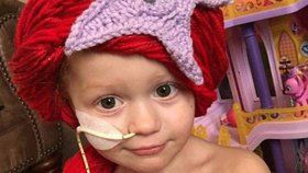 Američanka šije malým holčičkám paruky princezen, aby nebyly smutné, že přišly během léčby o vlasy.