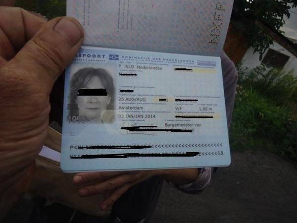 Na střeše ukrajinského domu nalezli pas nizozemské cestující.