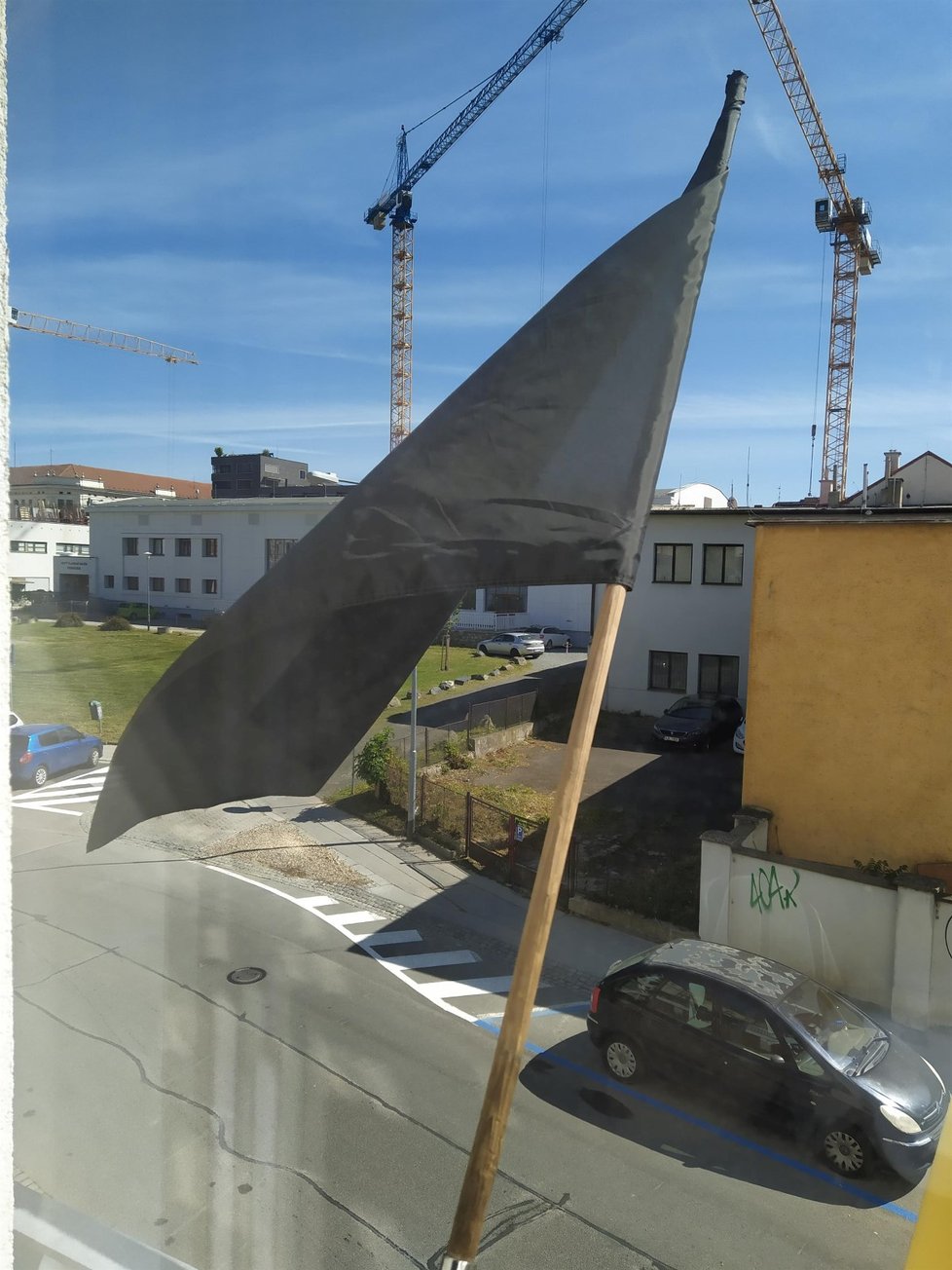Z okna vedle kanceláře zesnulého lékaře Libora Paši v Úrazová nemocnici v Brně vlaje na znamení smutku černý prapor.