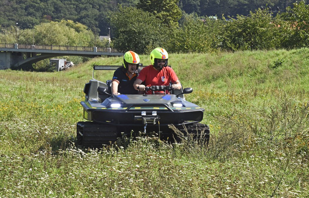 Tinger se ovládá jako motorka, řazení obstarává variátor CVT s plynule měnitelným převodem, vídaný jinak u skútrů