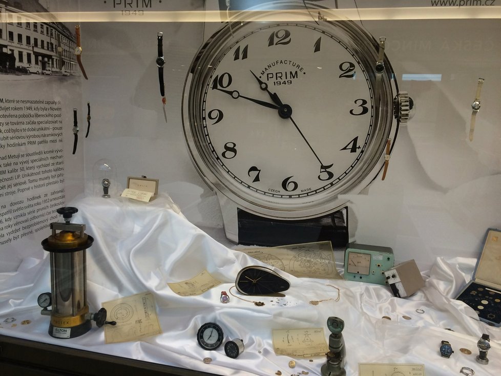 České tradiční hodinky jsou také součástí výstavy designérů.