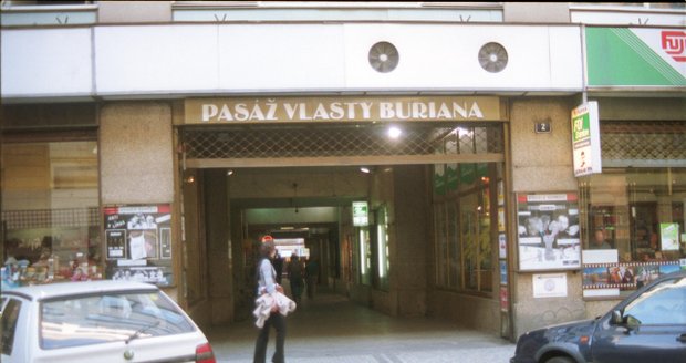 Pasáž Vlasty Buriana spojuje ulice Jungmannovu a Vladislavovu. Během své nejslavnější éry zde působidlo divadlo Vlasty Buriana, dnes je zde k nalezení divadlo Komedie.