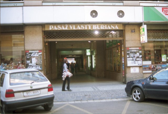 Pasáž Vlasty Buriana spojuje ulice Jungmannovu a Vladislavovu. Během své nejslavnější éry zde působilo Divadlo Vlasty Buriana, dnes je zde k nalezení divadlo Komedie.