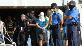 Tváře zadržených Čechů zakrývaly kukly