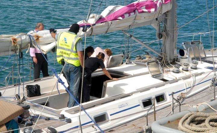 Policisté prohledávají plachetnici