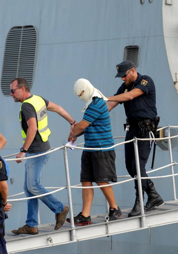 Policie vyvádí pašeráky z lodi