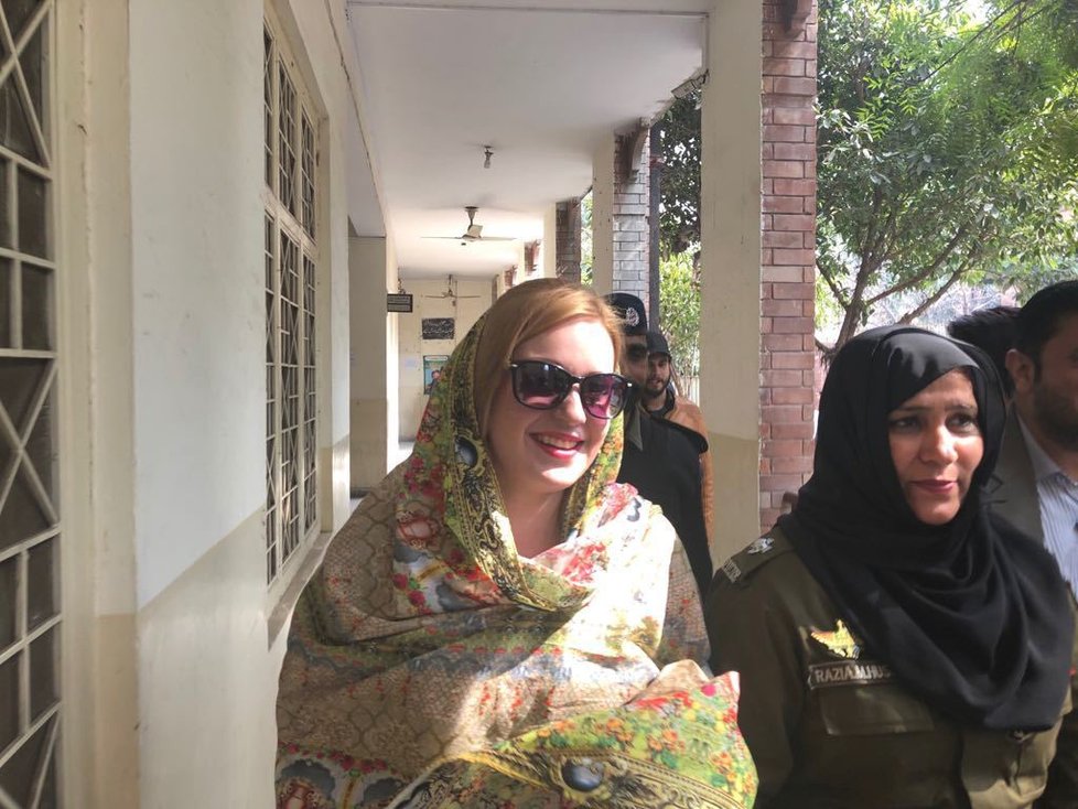 Tereza H. odchází od soudu v pákistánském Láhauru.