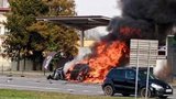 Policejní auto v plamenech! Drsná bouračka při pronásledování motorkáře: Tři zranění