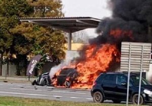 Při pronásledování motocyklisty v Paskově, po střetu s dodávkou, shořelo policejní auto.