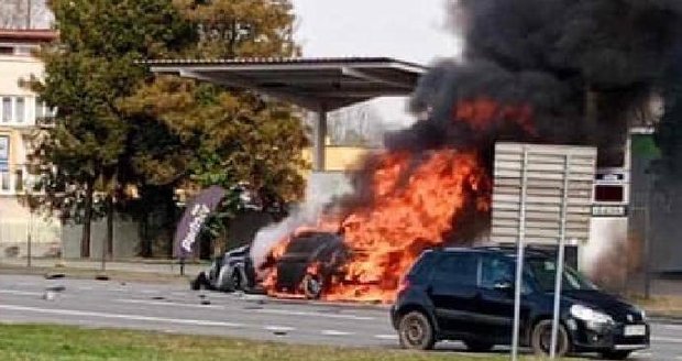 Při pronásledování motocyklisty v Paskově, po střetu s dodávkou, shořelo policejní auto.