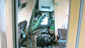 Náraz kabinu motoráku zdemoloval, strojvedoucí si útěkem asi zachránil život