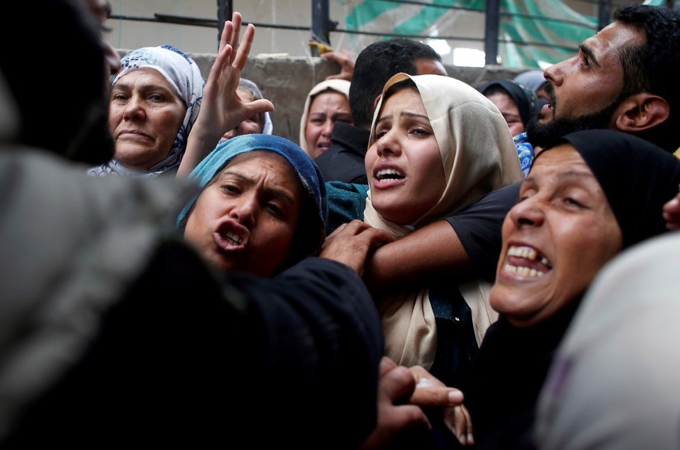 Příbuzní jednoho ze zabitých Palestinců při protestech u hranic Pásma Gazy.