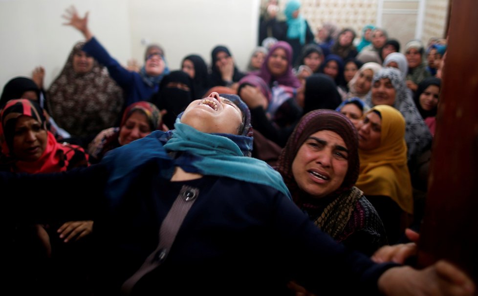 Příbuzní jednoho ze zabitých Palestinců při protestech u hranic Pásma Gazy.