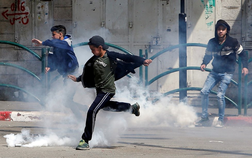 Poklidný protest Palestinců na hranicích Pásma Gazy na mnoha místech přerostl v násilný konflikt.