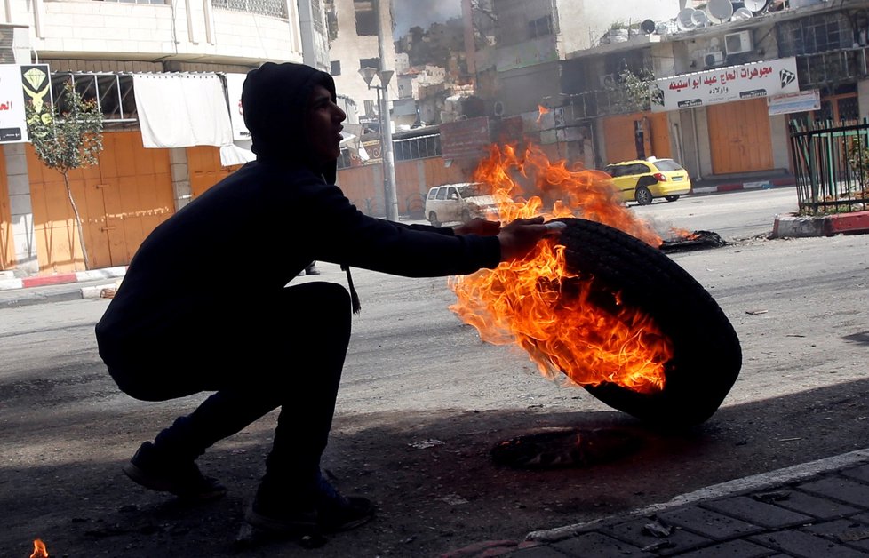 Poklidný protest Palestinců na hranicích Pásma Gazy na mnoha místech přerostl v násilný konflikt.