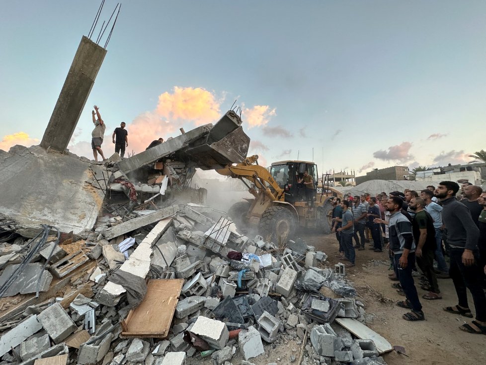 Palestinci v Pásmu Gazy odstraňují trosky po izraelském bombardování (15. 10. 2023).