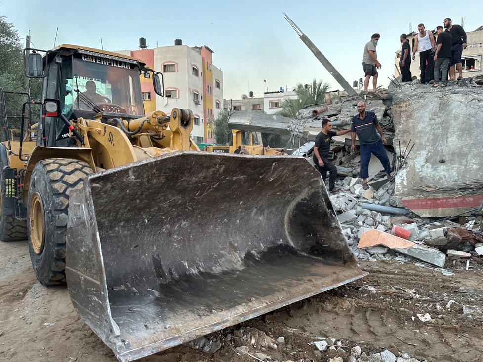 Palestinci v Pásmu Gazy odstraňují trosky po izraelském bombardování (15. 10. 2023).