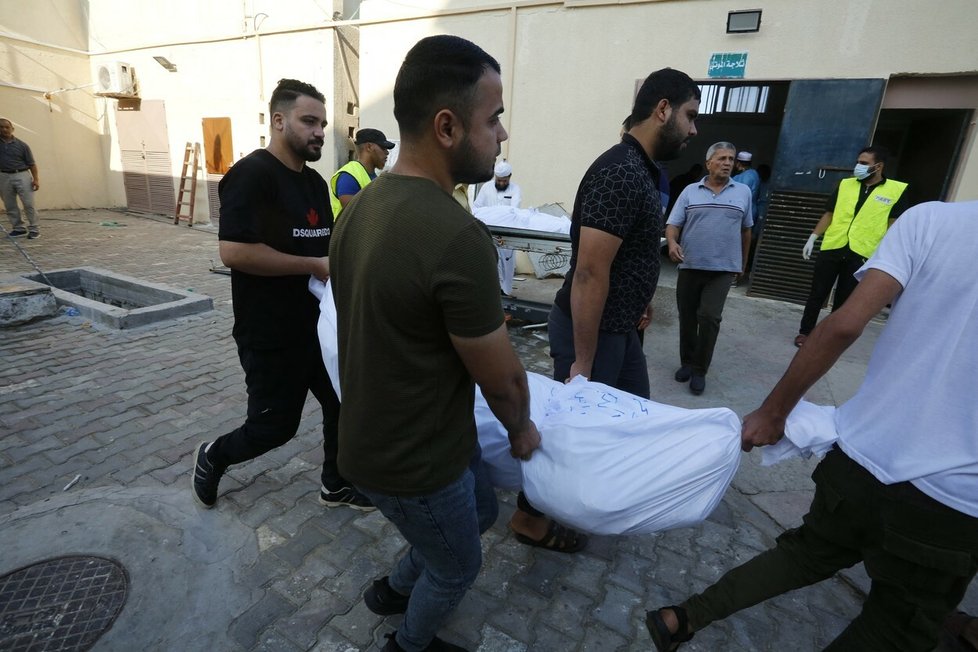 V Pásmu Gazy ukládají mrtvá těla do zmrzlinářských vozů.