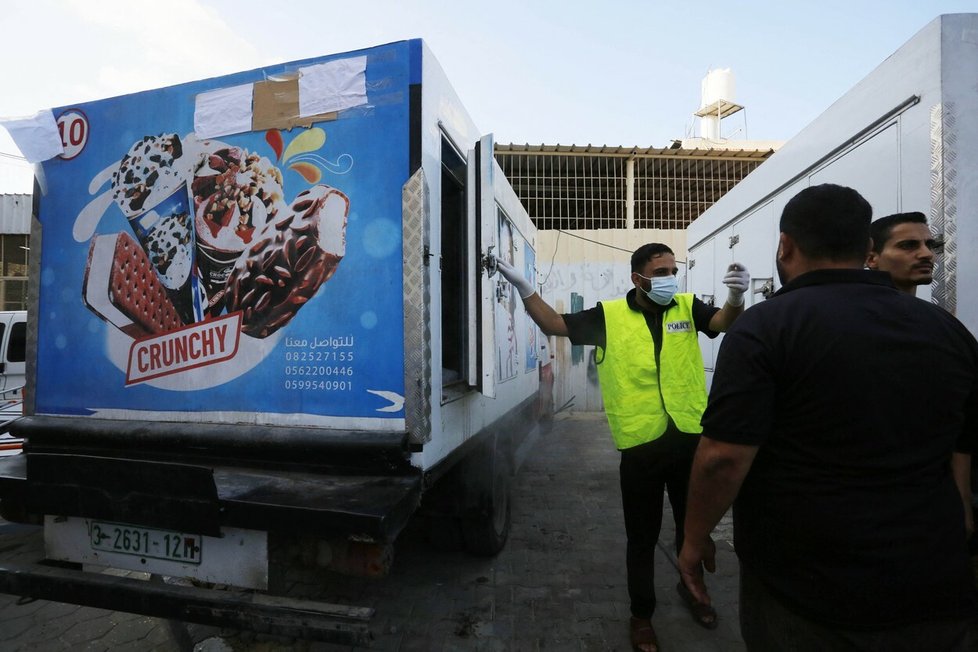 V Pásmu Gazy ukládají mrtvá těla do zmrzlinářských vozů.