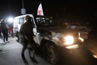 Hamás propustil dalších 17 rukojmích: Nejdříve to odmítal, po zásahu Egypta s Katarem otočil