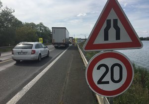 Asi 100 metrů před provizorním mostem je rychlost snížena na 20 km/hod.