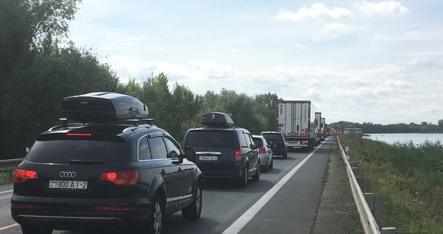 Před provizorním mostem u Novomlýnských nádrží se tvoří častokrát velké kolony. Způsobuje je omezená rychlost na 20 km/hod.