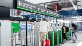 Letíte z Prahy? Víme, co se mění u pasových kontrol a jaká jsou pravidla na terminálech