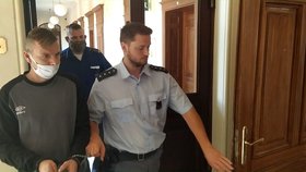 Za loňský pokus o propašování mobilů a drog do věznice v Rapoticích půjde Roman Fryščok na 22 měsíců za mříže. Verdikt je pravomocný.