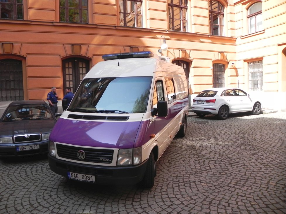 Soud v Brně rozdal sedmi z devíti pašeráků hašiše tresty vězení od 7,5 do 13 let.