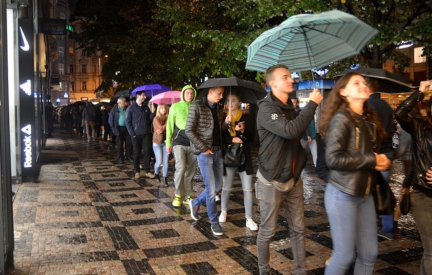 Fronta fanoušků se z jedné strany táhla až k Vodičkově ulici.