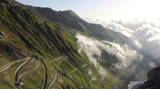 Motoristou v Alpách: Vychutnejte si šedesát zatáček do sedla Passo dello Stelvio