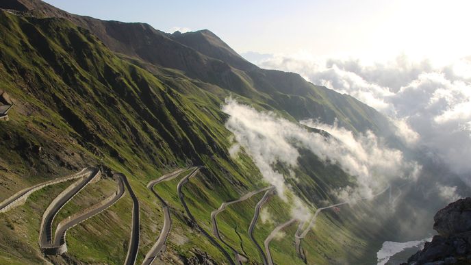 Šedesát zatáček je součástí jedné z horských etap cyklistického Gira