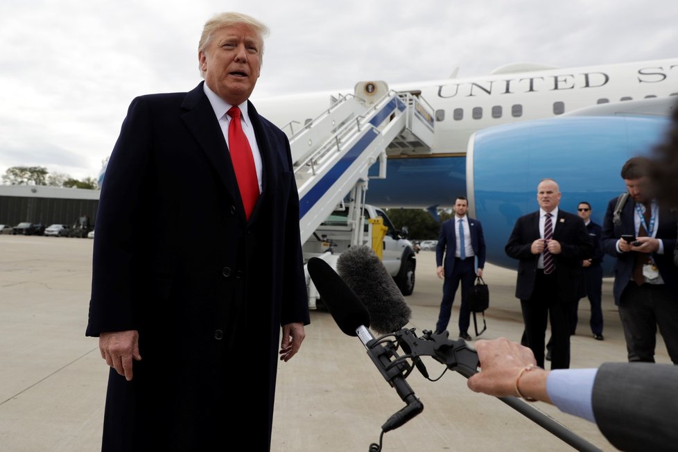 Trump hrozí, že s pomocí vojsk uzavře hranici mezi Mexikem a USA.