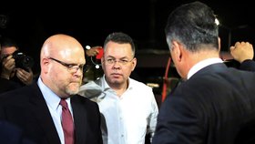 Pastor Andrew Brunson (uprostřed) na izmirském letišti krátce před odletem do Německa, odkud jej letecký speciál přepraví do Washingtonu (12.10.2018).