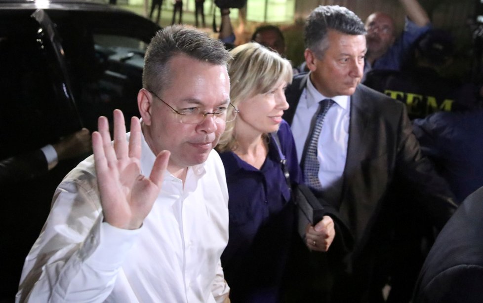 Pastor Andrew Brunson a jeho žena Norrine na izmirském letišti (12.10.2018)