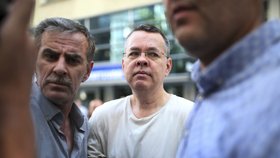 Turecko propustí amerického pastora Andrewa Brunsona, který byl v Turecku od roku 2016 ve vazbě a od letošního července v domácím vězení.