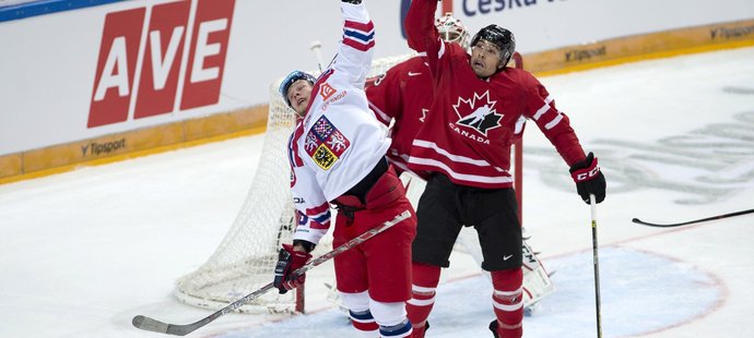 David Pastrňák (vlevo) a Cody Ceci z Kanady v souboji o puk