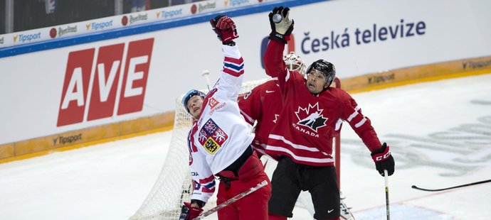 David Pastrňák (vlevo) a Cody Ceci z Kanady v souboji o puk