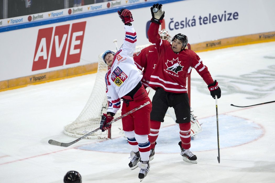 David Pastrňák (vlevo) a Cody Ceci z Kanady v souboji o puk