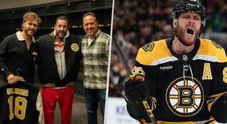 Pastrňák zářil vedle oblíbené hvězdy Hollywoodu: Bomber pro Sandlera Pastrňák zářil vedle oblíbené hvězdy Hollywoodu: Bomber pro Sandlera