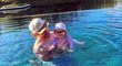 Plavčík David Pastrňák láskyplně drží svoji malou holčičku během exotické dovolené.