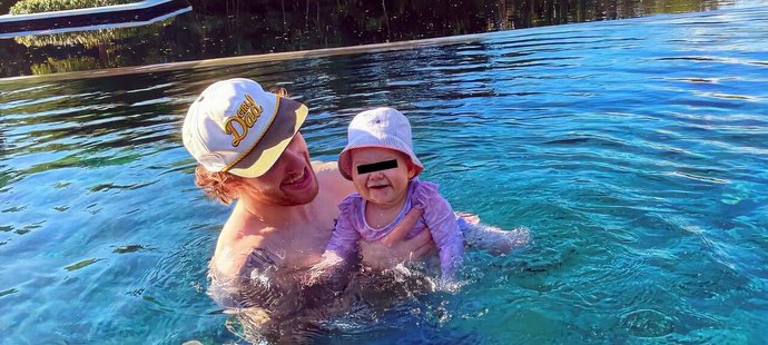 Plavčík David Pastrňák láskyplně drží svoji malou holčičku během exotické dovolené.