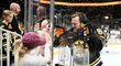 David Pastrňák zdraví svou snoubenku a dceru při duelu Bruins