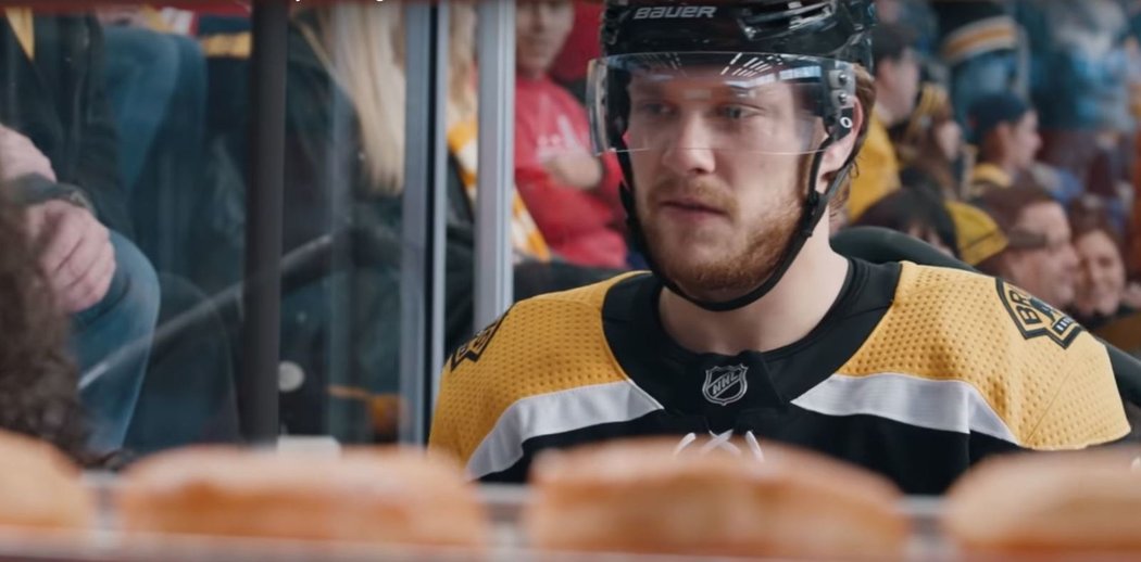 snajpr Bostonu David Pastrňák je hvězdou reklamy na slavnou koblihárnu Dunkin’ Donuts