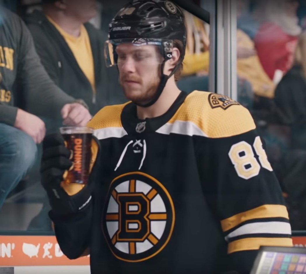 snajpr Bostonu David Pastrňák je hvězdou reklamy na slavnou koblihárnu Dunkin’ Donuts