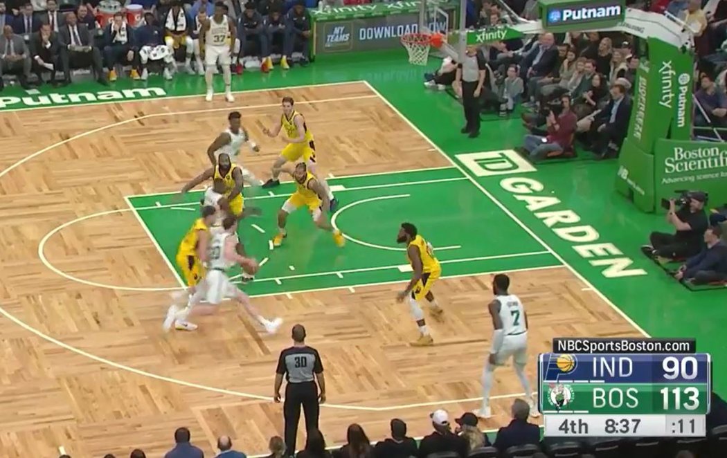 David Pastrňák (vpravo dole v bílé kšiltovce) měl basket jako na dlani