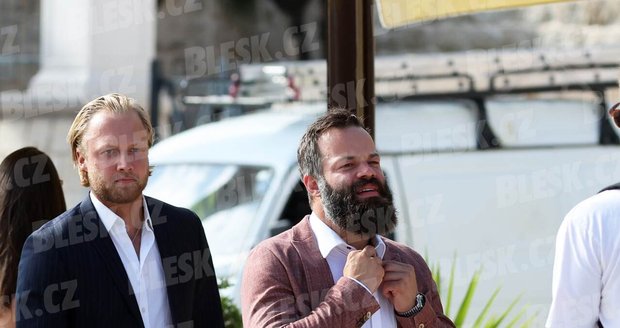 Radko Gudas míří na svatební obřad Davida Pastrňáka.