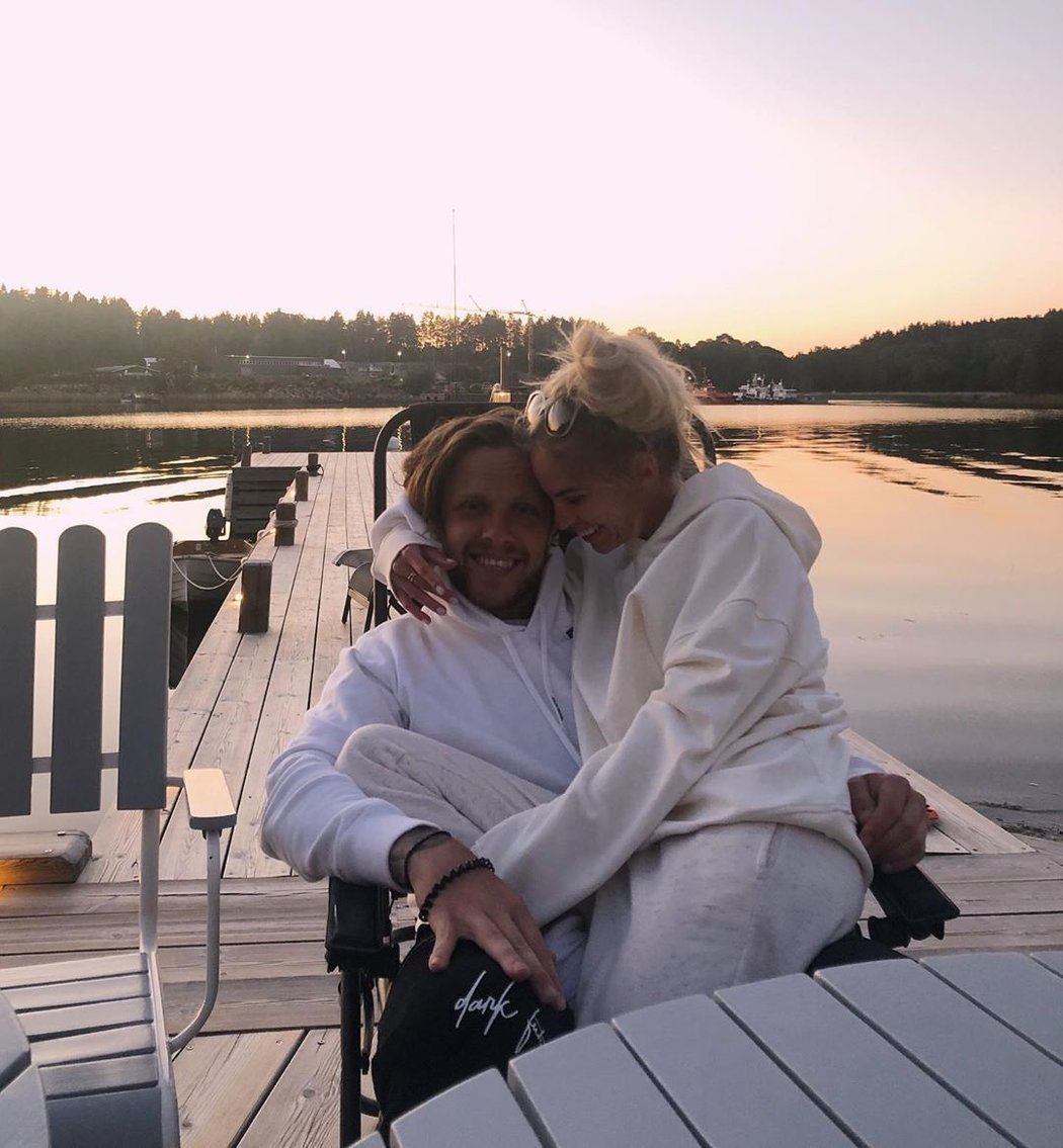 David Pastrňák si zajel na romantický víkend za svou přítelkyní do Švédska