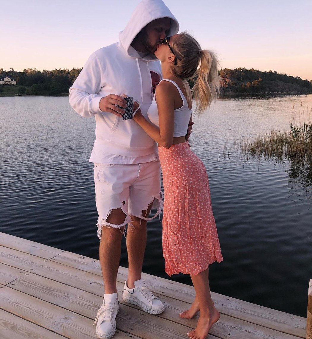 David Pastrňák si zajel na romantický víkend za svou přítelkyní do Švédska