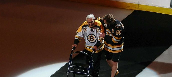 Útočník Bostonu pomáhá legendě Bucykovi.